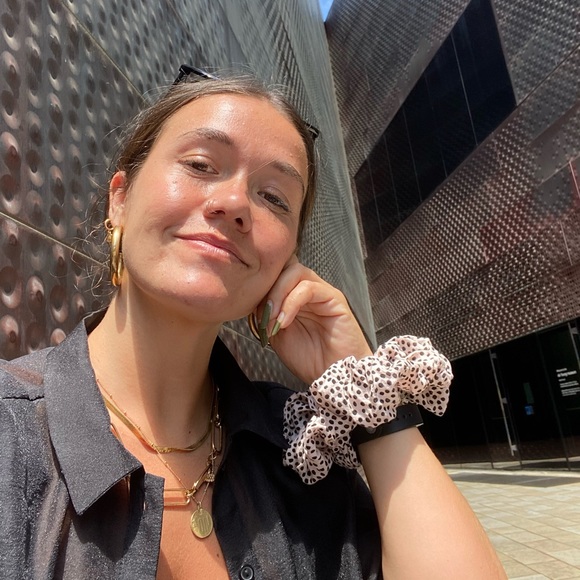 • h i • - Picture 2 of 3